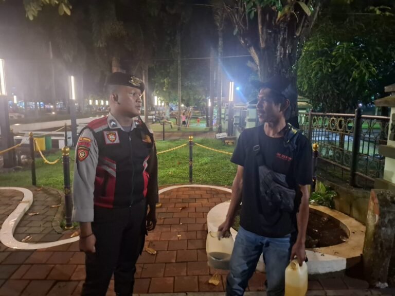 Cipkon Area Publik, Samapta Polres Ciamis Patroli Jalan Kaki di Alun Alun Ciamis