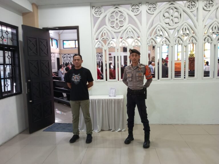Berikan Kenyamanan Beribadah, Personel Samapta Polres Ciamis Bersiaga di Gereja St. Yohanes Pembabtis