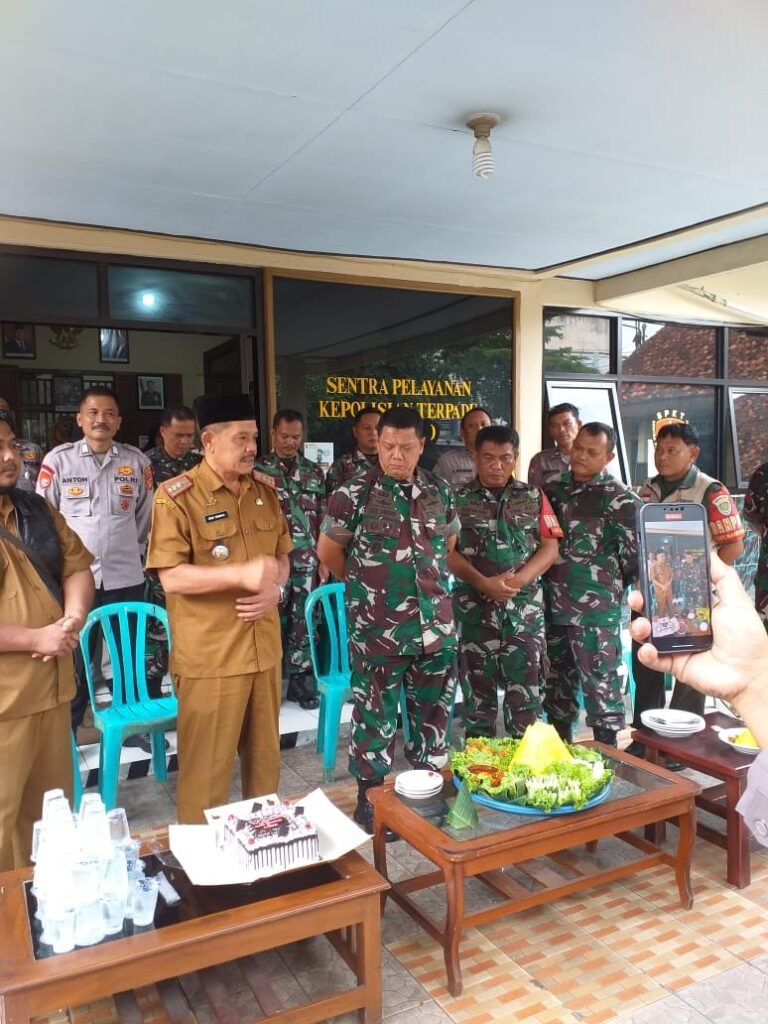Sinergitas TNI-Polri di Momen HUT Bhayangkara ke-79, Koramil Ciamis dan Kecamatan Kunjungi Polsek Ciamis