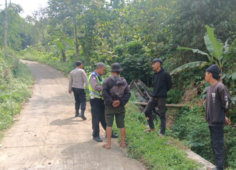 Evakuasi Mobil Pick-Up Masuk Sungai di Kadungora