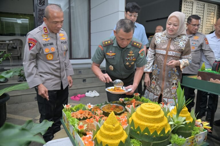 Kapolda Jabar Beri Kejutan Ulang Tahun ke-57 untuk Pangdam III/Siliwangi
