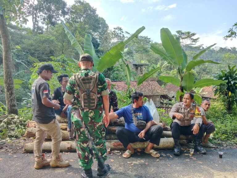 Jaga Kamtibmas, Bhabinkamtibmas Nasol Sambangi Warga: Polsek Cikoneng Pastikan Keamanan Desa!