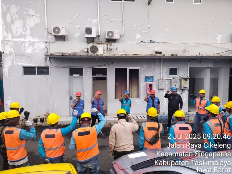 Hindari Gangguan Pohon, PLN Singaparna Gelar ROW dan Perbaikan Tanah di Sekitar Tiang