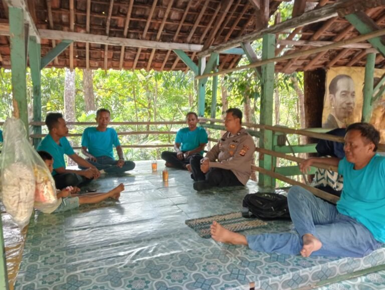 Perkuat Sinergitas, Kapolsek Sukadana Polres Ciamis Koorkom Kamtibmas ke Warga Ciparigi