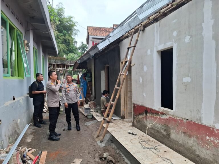 Wakapolres Tasikmalaya Kota Monitoring Kegiatan Bedah Rumah di Cipari, Wujud Kepedulian Polri untuk Masyarakat