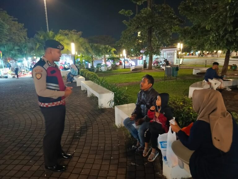 Cipkon Area Publik, Samapta Polres Ciamis Patroli Jalan Kaki di Alun Alun Ciamis