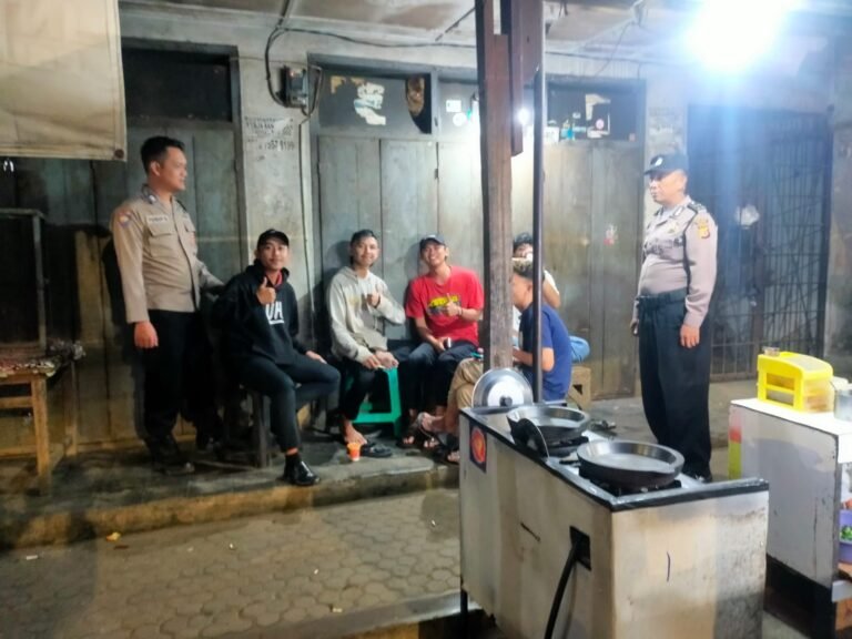 Humanis, Polsek Cipaku Polres Ciamis Patroli Dialogis Beri Kenyamanan Warga Saat Malam Hari