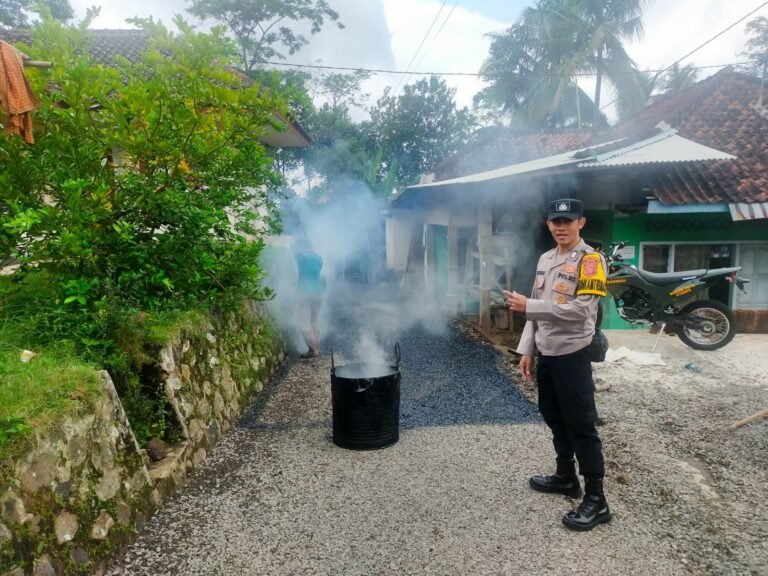 Polsek Cikoneng Polres Ciamis Monitoring ke Warga Saat Pembangunan Jalan Ponpes Nurul Huda