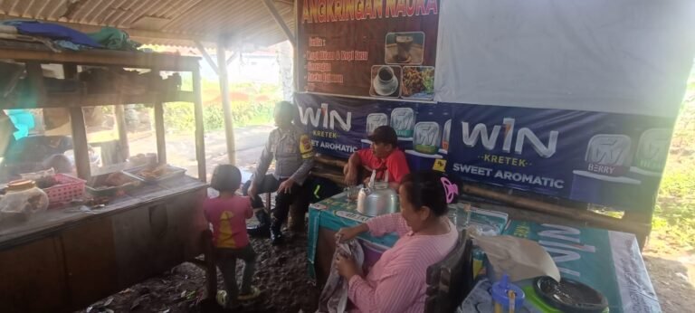Polsek Cikoneng Polres Ciamis Koorkom Kamtibmas ke Warga di Pasar Salasa