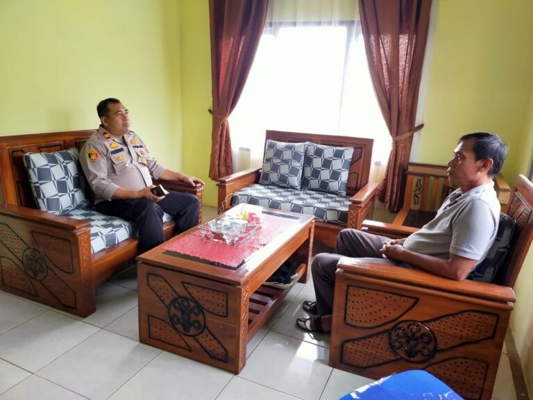 Perkuat Sinergitas, Plt. Kapolsek Cipaku Polres Ciamis Koorkom ke Kediaman Kades Mekarsari