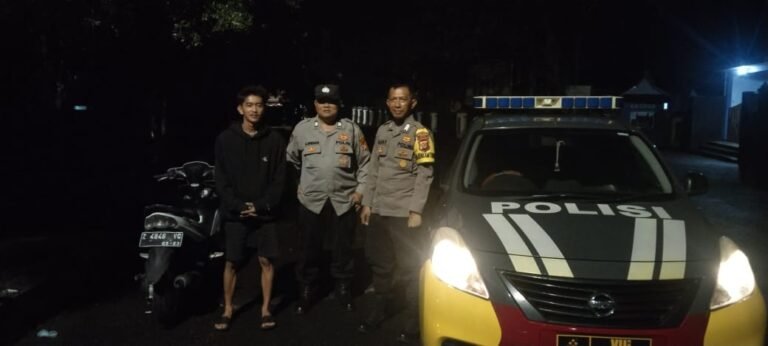Berikan Rasa Aman, Personel Polsek Kawali Polres Ciamis Patroli Dialogis di Malam Hari