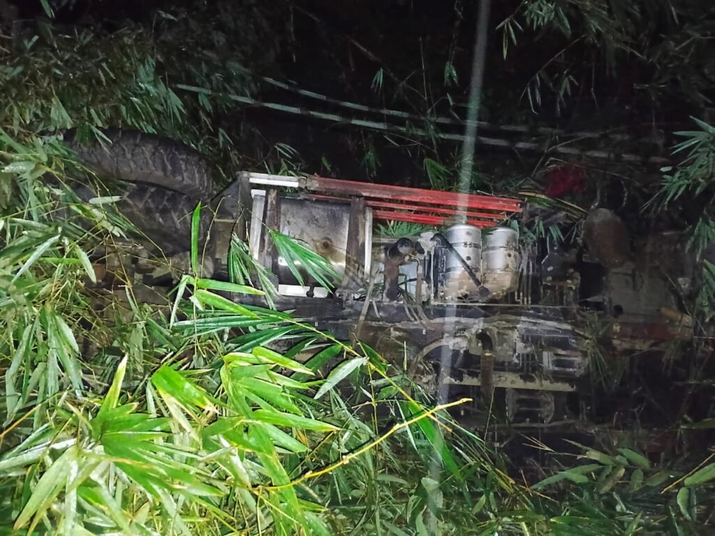 Polsek Samarang Evakuasi Crane Terjun ke Jurang Akibat Rem Blong