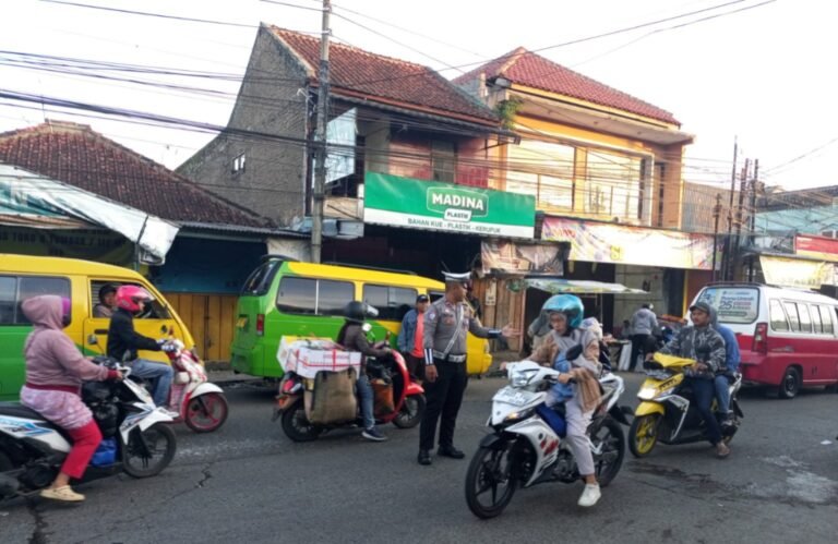 Polsek Wanaraja Gelar Gatur Pagi, Pastikan Keamanan Jalur Sekolah dan Pasar