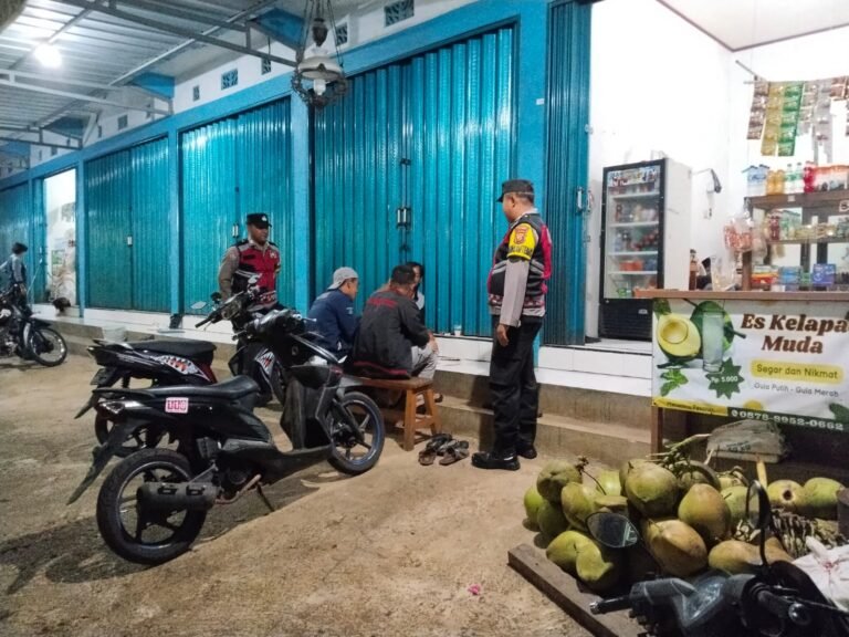 Berikan Rasa Aman, Personel Polsek Kawali Polres Ciamis Patroli Dialogis di Malam Hari