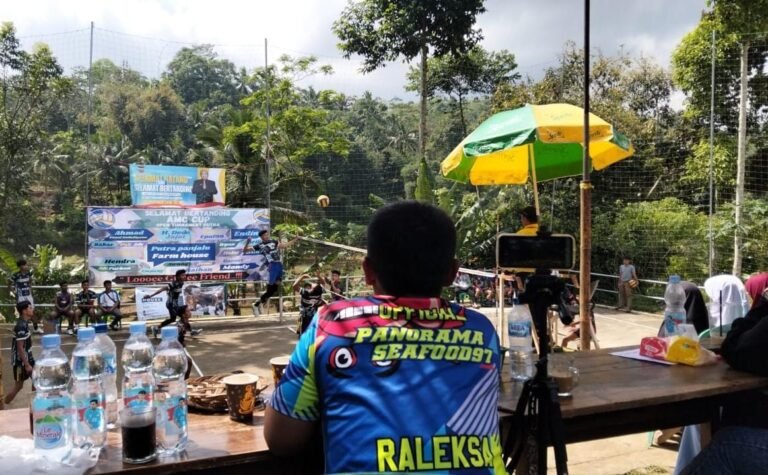 Polsek Panjalu Hadiri dan Dukung Turnamen Voli di Desa Ciomas, Wujudkan Kedekatan Polri dengan Masyarakat