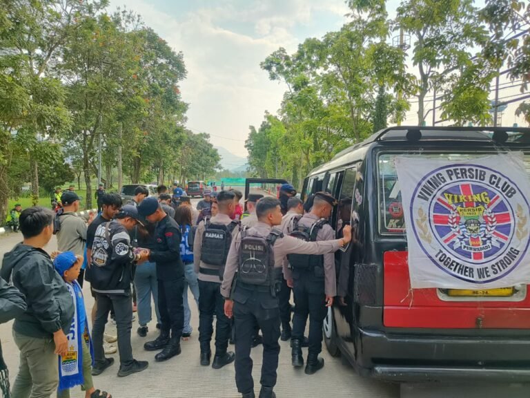 Polda Jabar Cek Tiket Masuk di Pintu Utara Stadion Jalak Harupat Jelang Laga All-Star VS Arema FC