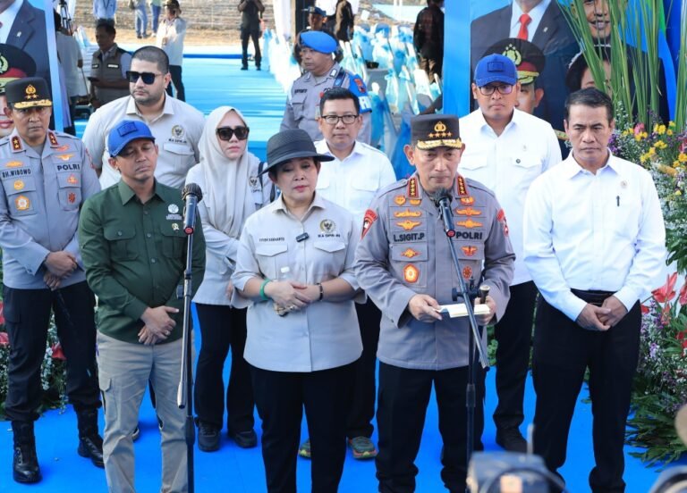 Kapolri Tegaskan Komitmen Polri Dukung Ketahanan Pangan Lewat Penanaman Jagung Serentak di Grobogan