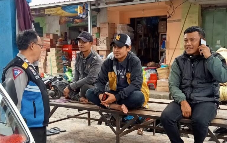 Perkuat Sinergitas, Polsek Cikoneng Polres Ciamis Koorkom Bareng Pedagang dan Supir di Terminal Sindangkasih