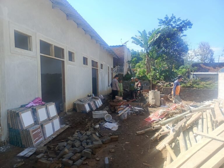 Polsek Panjalu Polres Ciamis Ikut Pantau Pembangunan Dapur MBG di Kecamatan Sukamantri