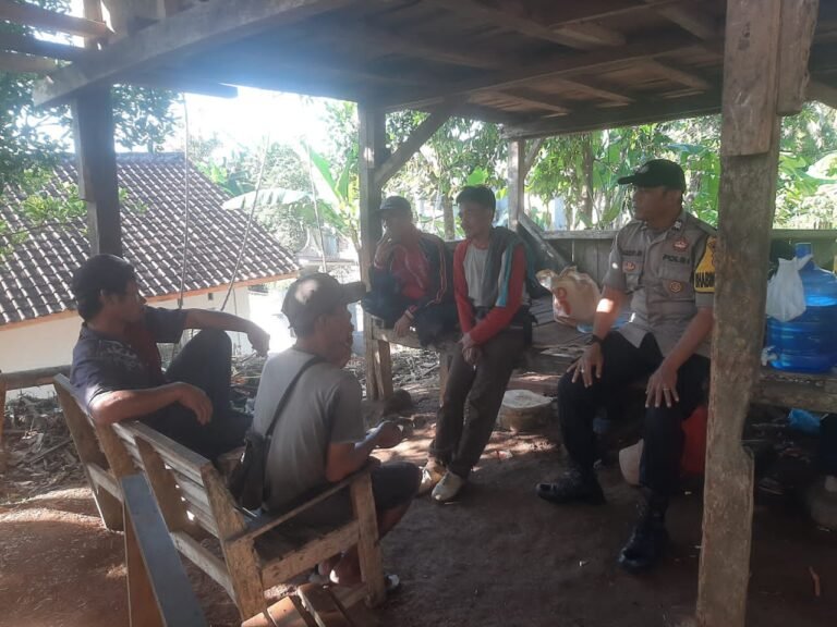 Perkuat Sinergitas, Polsek Cikoneng Polres Ciamis Koorkom ke Warga Kadupugur Desa Gunungcupu