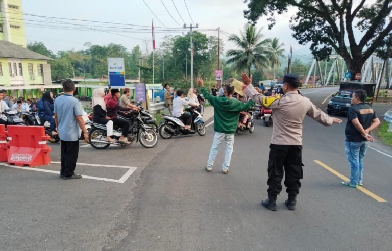 Polsek Kawali Polres Ciamis Ikuti Pawai Karnaval Tahun Baru Islam 1447 H di Desa Winduraja