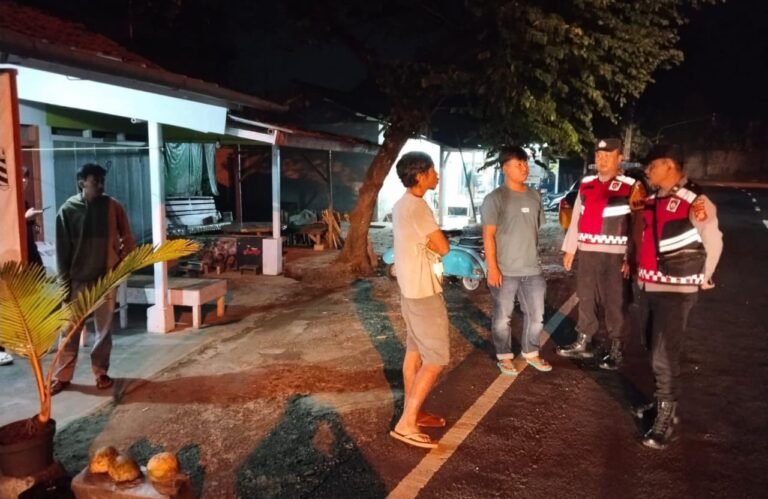 Berikan Rasa Aman, Personel Polsek Kawali Polres Ciamis Patroli Dialogis di Malam Hari