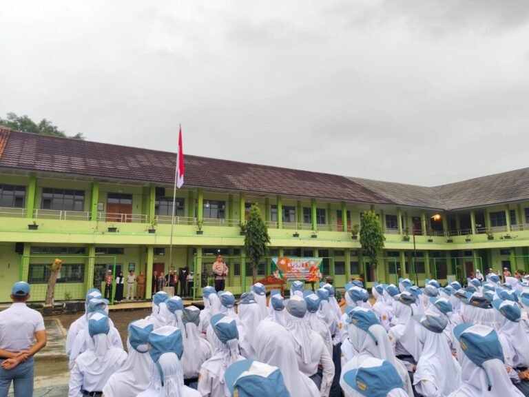 *Humanis, Kapolsek Ciamis Datang ke SMAN 1 Ciamis Beri Pembinaan di Upacara Bendera pembukaan MPLS