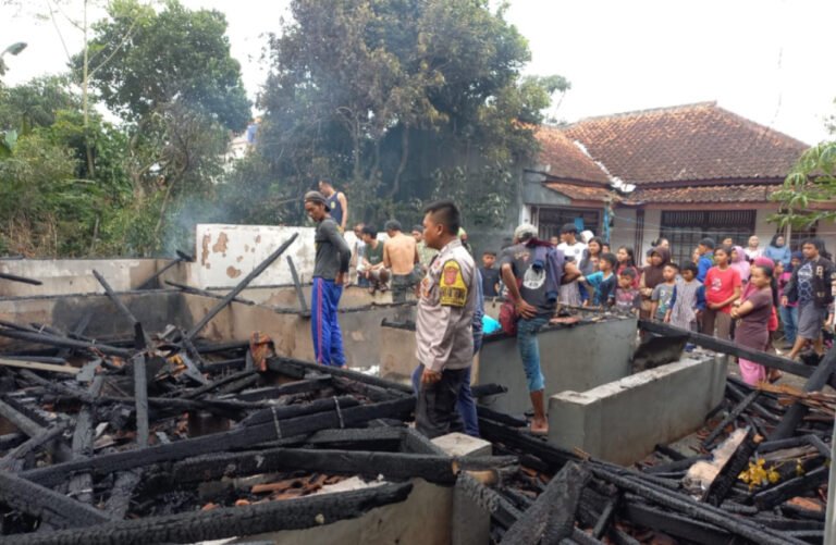Polisi bersama Damkar Evakuasi Kebakaran Rumah Panggung di Banyuresmi