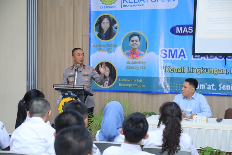Beri Materi di MPLS SMA Labschool, Kadiv Humas Berikan Motivasi Hadapi Bonus Demografi