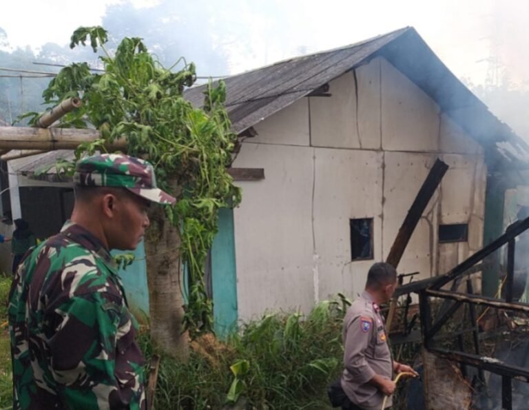 Respons Cepat Polsek Pasirwangi: Evakuasi Kebakaran dan Distribusi Sembako bagi Korban