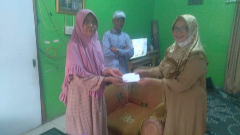 Pengurus PGN Korcam Pak Haji  Iswari dan Bendahara PGN Ibu Hj. Lilis Hanifa Syadiah Silaturahmi ke Desa Sukamaju, Kec. Majalaya, Kab. Bandung
