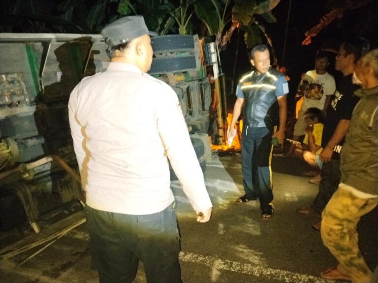Polisi Amankan TKP Laka Tunggal Truk Terguling di Desa Jayamekar