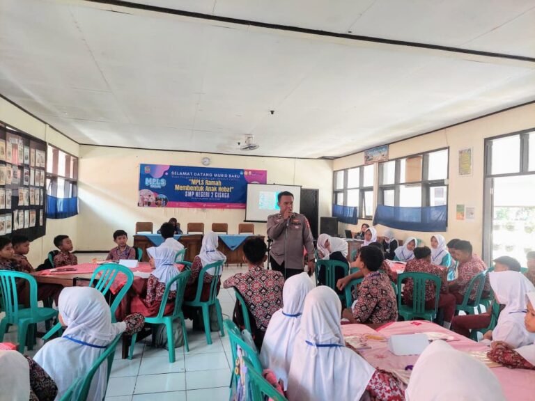 Humanis, Polsek Cisaga Polres Ciamis Beri Binluh ke Siswa SMP Negeri 2 Cisaga Saat MPLS