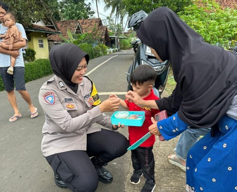 Polwan Polsek Ciamis Polres Ciamis Turun Langsung Bagikan Makanan Bergizi Tambahan ke KRS