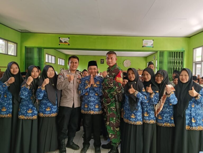Humanis, Polsek Lakbok Polres Ciamis Beri Binluh ke Siswa MI Darussalam Saat MPLS