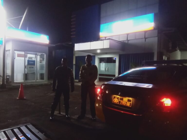 Berikan Rasa Aman, Personel Polsek Kawali Polres Ciamis Patroli Dialogis di Malam Hari