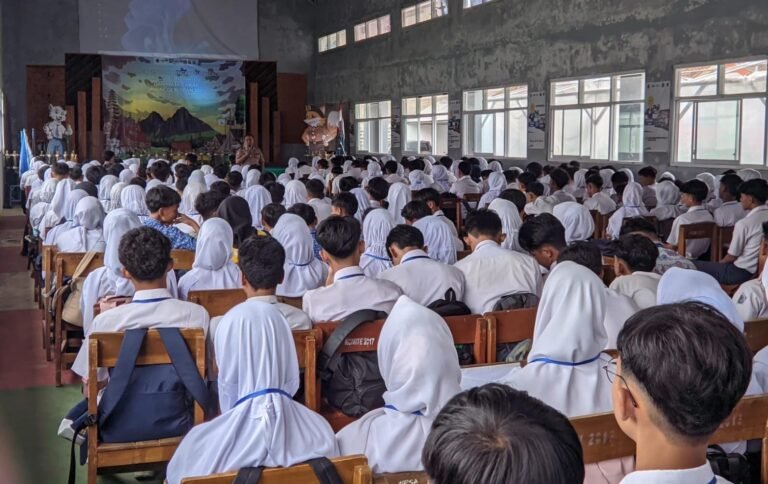Polsek Panjalu Tanamkan Nilai Disiplin dan Anti-Judi Online dalam MPLS SMKN 1 Panjalu