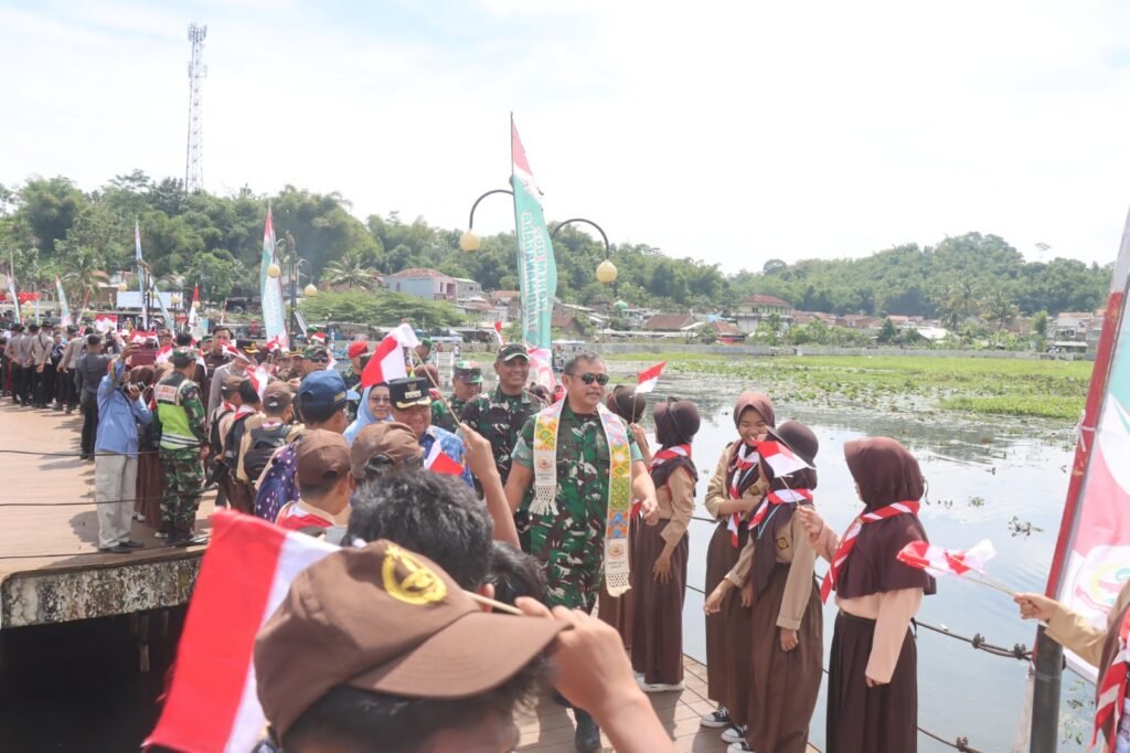 TNI-Polri Bersinergi Bersihkan Situ Bagendit, Disaksikan Langsung KASAD Jenderal TNI Maruli Simanjuntak