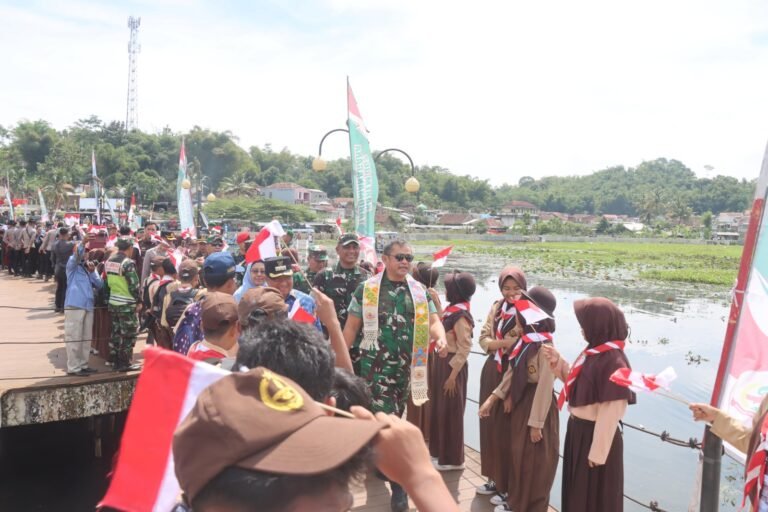 TNI-Polri Bersinergi Bersihkan Situ Bagendit, Disaksikan Langsung KASAD Jenderal TNI Maruli Simanjuntak