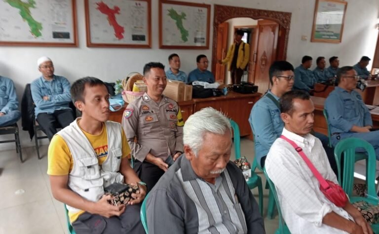 Polsek Cikoneng Dukung Pengembangan Potensi Lokal, Bhabinkamtibmas Hadiri Pengabdian Masyarakat di Desa Cikoneng