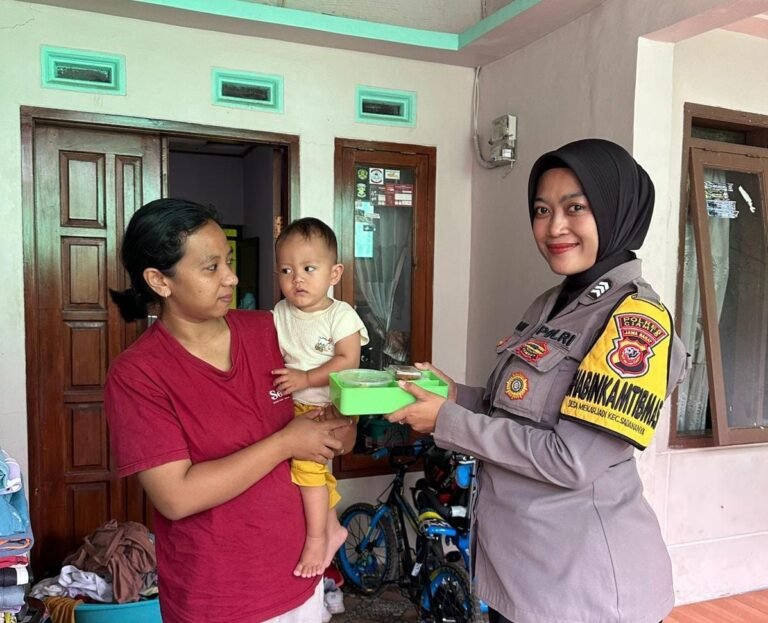 Polwan Turun Langsung Bagikan Makanan Bergizi Tambahan ke KRS