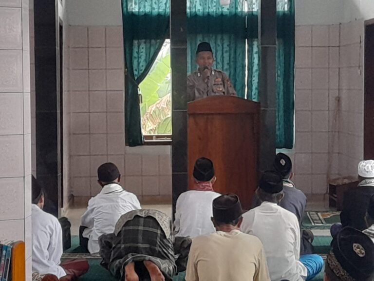 Jumat Berkah di Rajadesa: Polisi dan Warga Jalin Silaturahmi Erat Jaga Kamtibmas