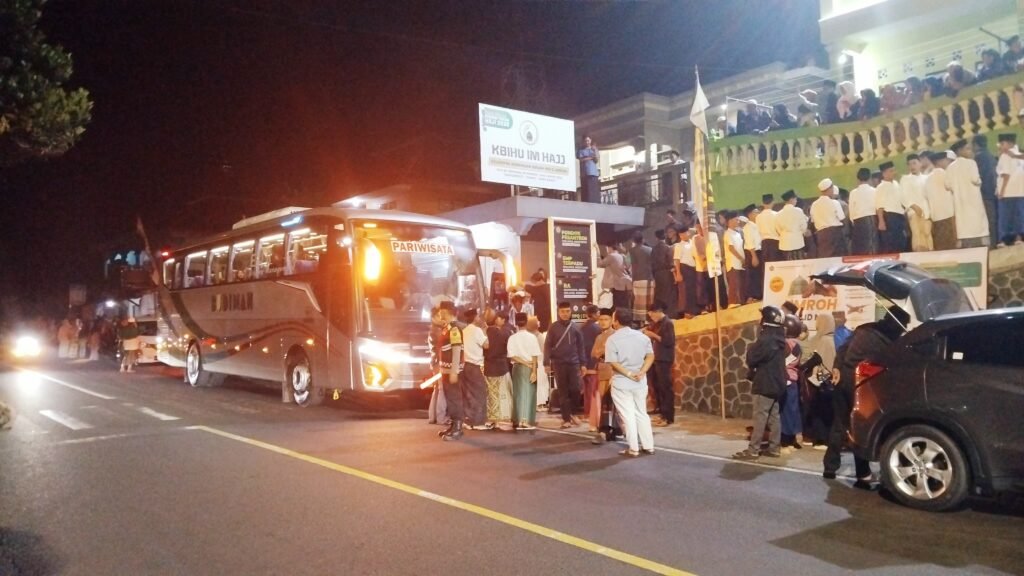 Polsek Cihaurbeuti Polres Ciamis Hadiri Pelepasan Jamaah Umroh di Ponpes Ishlahul Mubtadiin