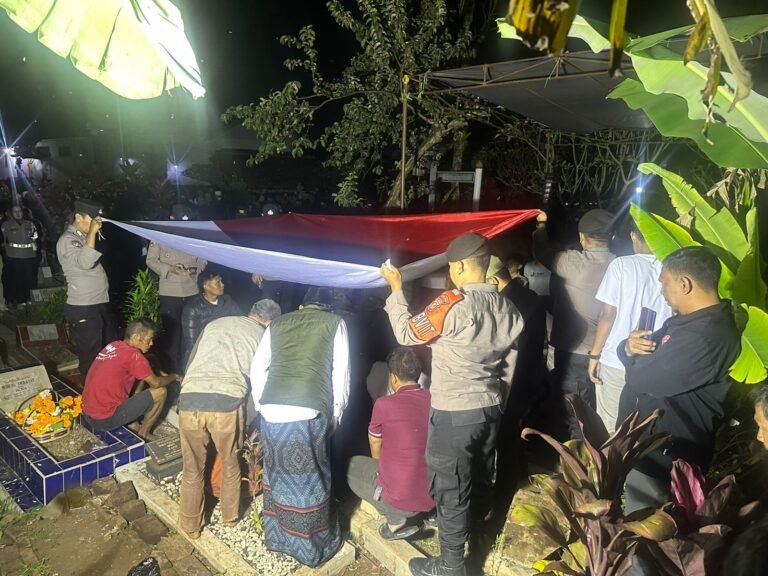 Tembakan Kehormatan Iringi Kepergian Bripka Cecep Saepul Bahri : Polres Garut Gelar Upacara Pemakaman