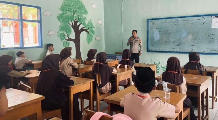 Polsek Kawali Beri Pembinaan Karakter dan Bahaya NAFZA pada Siswa Baru SMP Muhammadiyah Kawali