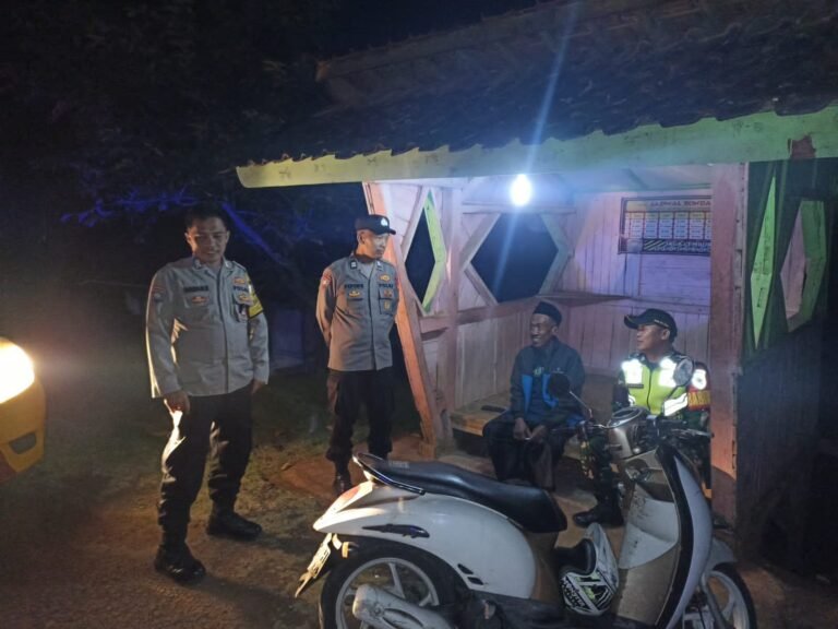 Berikan Rasa Aman, Personel Polsek Kawali Polres Ciamis Patroli Dialogis di Malam Hari