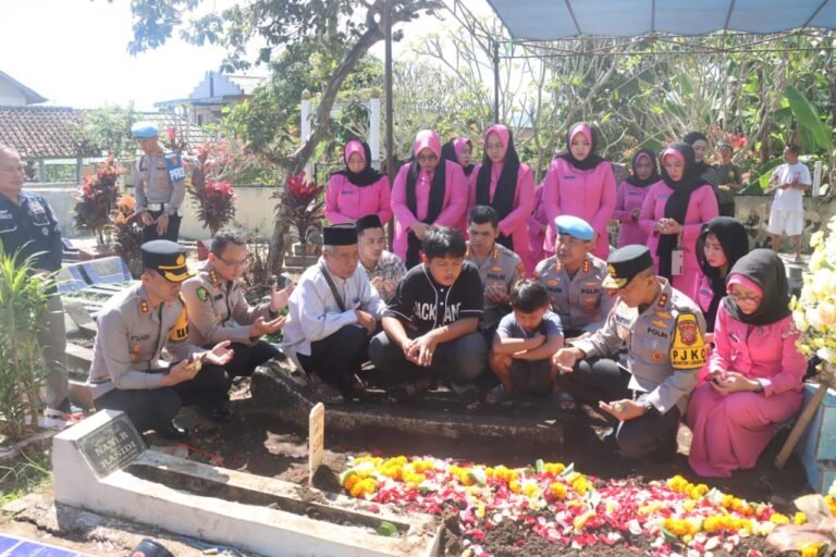 Kapolda Jabar Didampingi Kapolres Garut Takziah ke Rumah Duka dan Makam Bripka Cecep Saepul Bahri yang Gugur Saat Bertugas