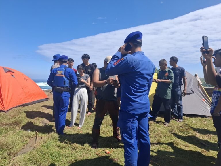 Polisi Tangani Laka Laut di Puncak Guha, Satu Selamat, Dua Masih Dicari