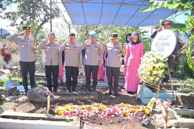 Kapolda Jabar Ziarah Ke Makam Almarhum Bripka Cecep yang Gugur Saat Pengamanan Pesta Rakyat di Garut
