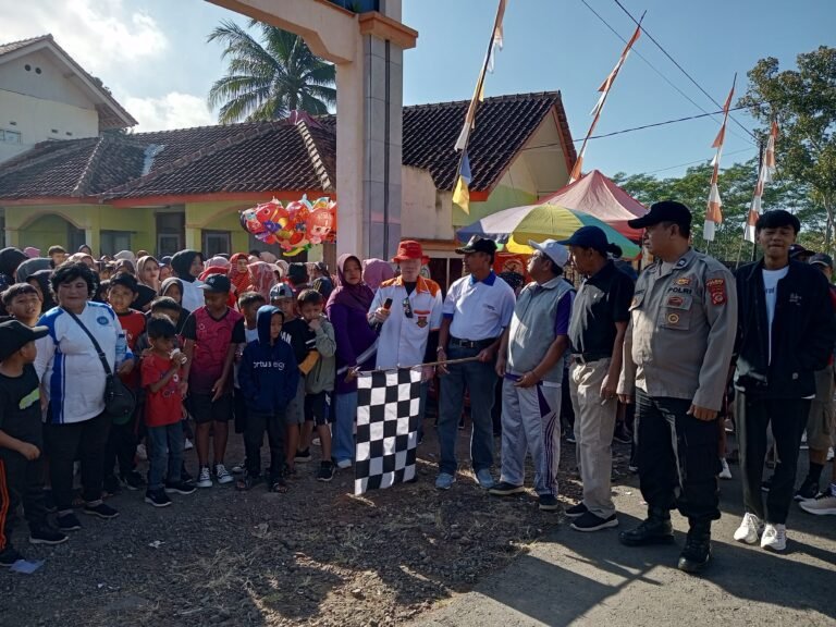 Polsek Sukadana Polres Ciamis Monitoring Jalan Sehat di Hari Jadi Desa Ciparigi
